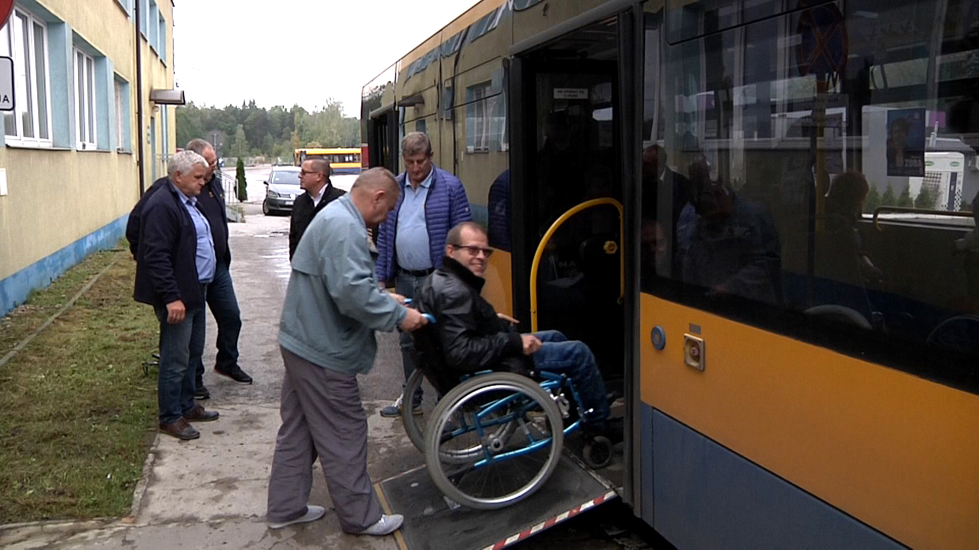 osoby niepełnosprawne wsiadają do autobusu