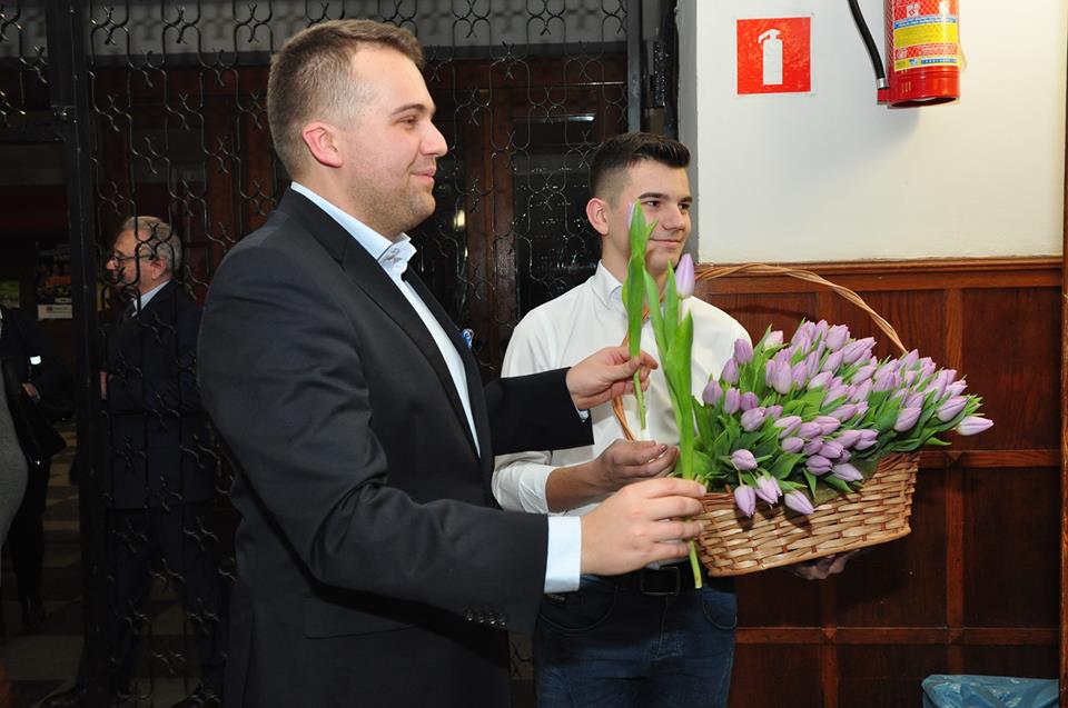 Prezydent Miasta Marek Materek oraz Przewodniczący MRM Maciej Cieciora wręczają tulipany paniom z okazji Dnia Kobiet images
