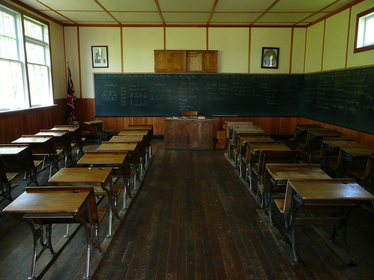 Zdjęcie przedstawia pustą klasę szkolna images